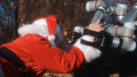 Roboter hilft Weihnachtsmann beim Aufstehen