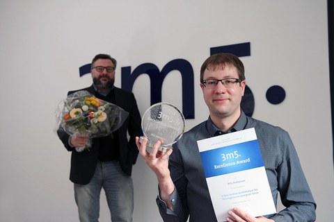 Dr. Nils Asmussen zur Verleihung des 3m5. Excellence Award am 16.12. 2020, im Hintergrund geschäftsführer von 3m5. Michael Eckstein