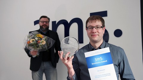 Dr. Nils Asmussen zur Verleihung des 3m5. Excellence Award am 16.12. 2020, im Hintergrund geschäftsführer von 3m5. Michael Eckstein