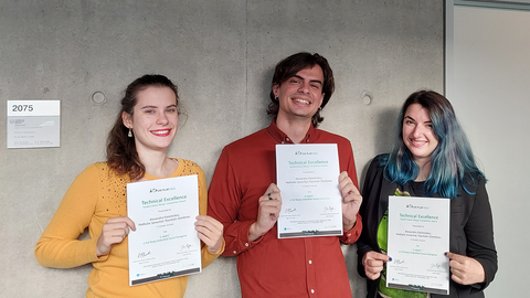 Alexandra Kalaitzidou, Nathalie Senechal und Paschalis Dimitriou mit den Urkunden zum Technical Excellence Award der CHI PLAY 2022 in der Fakultät Informatik