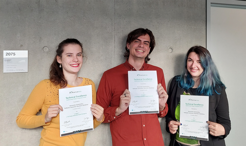 Alexandra Kalaitzidou, Nathalie Senechal und Paschalis Dimitriou mit den Urkunden zum Technical Excellence Award der CHI PLAY 2022 in der Fakultät Informatik