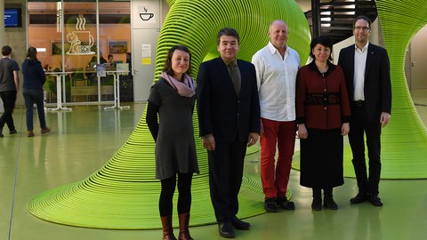 v.l.n.r. Dr. Claudia Müller – TU Dresden, Dr. Ludmila Alieva – NCFU, Prof. Steffen Hölldobler ¬– TU Dresden, Dr. Andrey Porokhnya –NCFU, Prof. Hans Georg Krauthäuser, TU Dresden im Atrium der Fakultät Informatik anlässlich der Unterzeichnung des Agreements of Cooperation zwischen NCFU und TUD 2018