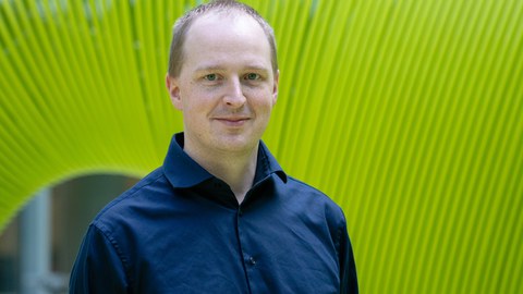 Portrait Dr. Andreas Grillenberger im Foyer des APB