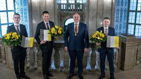 Verleihung Dresden Excellence Award 2021, V.l.n.r.: Andrey Ruzhanskiy , Dr. habil. Hans Kleemann, Oberbürgermeister Dirk Hilbert, Lukas Grambole 
