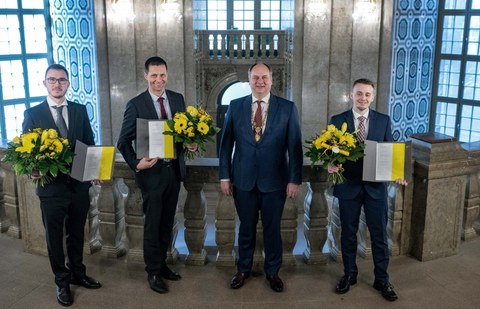 Verleihung Dresden Excellence Award 2021, V.l.n.r.: Andrey Ruzhanskiy , Dr. habil. Hans Kleemann, Oberbürgermeister Dirk Hilbert, Lukas Grambole 