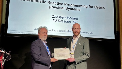 Dr. Christian Menard zur Verleihung des EDAA-Dissertationspreis 2025 uf der Design, Automation and Test in Europe Conference (DATE‘25) in Lyon, Frankreich