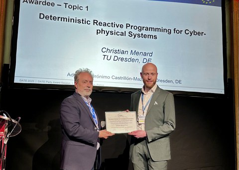 Dr. Christian Menard zur Verleihung des EDAA-Dissertationspreis 2025 uf der Design, Automation and Test in Europe Conference (DATE‘25) in Lyon, Frankreich