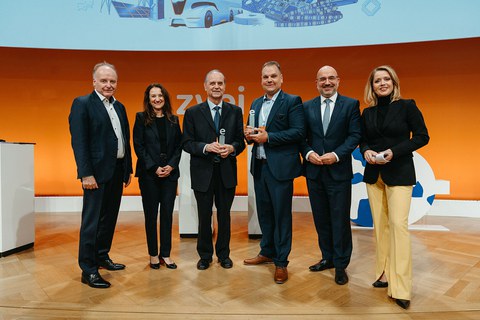 Electrifying Ideas Award 2025-Verleihung auf dem eSummit 2025, 3.v.l. Prof. Klaus Kabitzsch