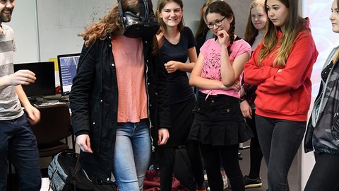 Mädchen zum Girlsday testen im Labor mit VR-Brillen verschiedene Anwendungen.-