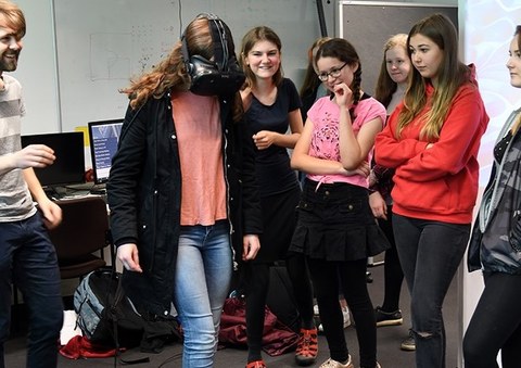 Mädchen zum Girlsday testen im Labor mit VR-Brillen verschiedene Anwendungen.-