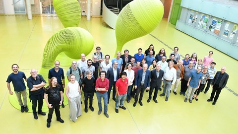 Gruppenfoto aller Teilnehmer im Foyer des APB 