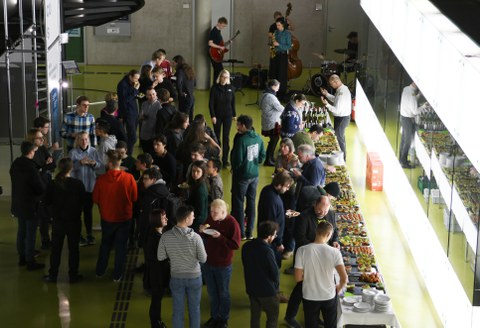 Blick auf das Foyer mit Büfett und band zum ersten Neujahrsempfang der Fakultät Informatik am 22. 01,2025