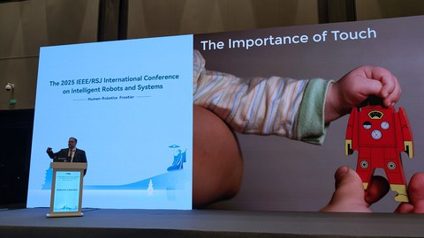 Prof. Roberto Calandra während seiner Keynote auf der IROS 2025 in Hangzhou, China
