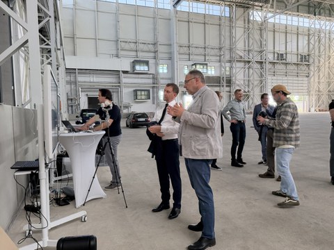 Prof. Uwe Aßmann demonstriert Ministerpräsident Michael Kretschmer zum Jahresempfang des OB Torsten Ruban-Zeh Forschungsarbeiten im zukünftigen Future Robotics Lab des Smart Mobility Labs (SML)
