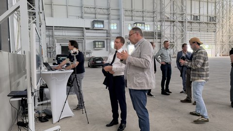 Prof. Uwe Aßmann demonstriert Ministerpräsident Michael Kretschmer zum Jahresempfang des OB Torsten Ruban-Zeh Forschungsarbeiten im zukünftigen Future Robotics Lab des Smart Mobility Labs (SML)