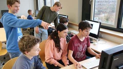 Kursteilnehmer im Schülerrechenzentrum beim gemeinsamen Programmieren