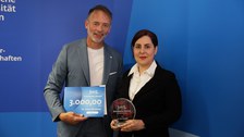Frau Dr. Zahra Ebrahimi erhält den 3m5.Excellence Award für ihre herausragende Dissertation zum Thema „Design of Energy-Efficient and High-Throughput Reconfigurable Systems through Cross-Layer Approximation” überreicht von Alexander Lehn