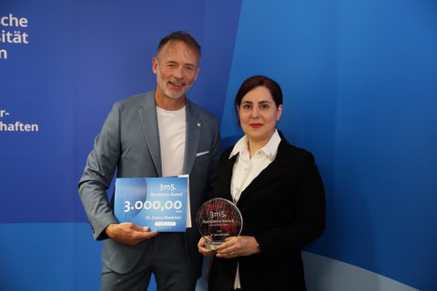 Frau Dr. Zahra Ebrahimi erhält den 3m5.Excellence Award für ihre herausragende Dissertation zum Thema „Design of Energy-Efficient and High-Throughput Reconfigurable Systems through Cross-Layer Approximation” überreicht von Alexander Lehn