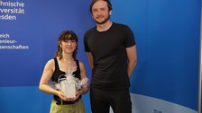 Nicola Doyle erhält den Preis der Gesellschaft für Technische Visualistik für den besten Bachelor-Abschluss Medieninformatik überreicht von Dr. Jan Wojdziak