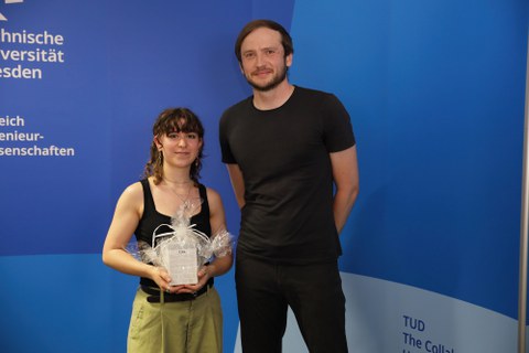 Nicola Doyle erhält den Preis der Gesellschaft für Technische Visualistik für den besten Bachelor-Abschluss Medieninformatik überreicht von Dr. Jan Wojdziak