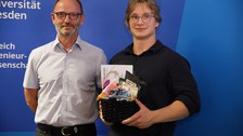 Louis Gröger erhält den Kontron AIS-Preis für den besten Bachelor-Abschluss Informatik überreicht von Dirk Sauer 
