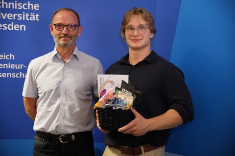Louis Gröger erhält den Kontron AIS-Preis für den besten Bachelor-Abschluss Informatik überreicht von Dirk Sauer 