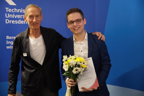 Vincent Melisch erhält den Saxony Media Solutions-Preis für seine Abschlussarbeit zum Thema "Architekturübergreifende Transformation von SIMD-Code zur Unterstützung datenbanknaher Optimierung" überreicht von Prof. Dr. Michael Völker