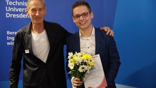 Vincent Melisch erhält den Saxony Media Solutions-Preis für seine Abschlussarbeit zum Thema "Architekturübergreifende Transformation von SIMD-Code zur Unterstützung datenbanknaher Optimierung" überreicht von Prof. Dr. Michael Völker