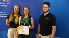 Julia Rennert erhält den 3.	Tracetronic-Preis für eine herausragende Abschlussarbeit im Themenbereich KI für ihre Diplomarbeit zum Thema "Explainability of GNN for Model Classification" überreicht von Isabell Muck und Erik Rehm