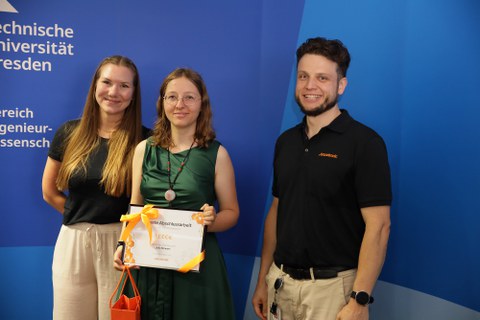 Julia Rennert erhält den 3.	Tracetronic-Preis für eine herausragende Abschlussarbeit im Themenbereich KI für ihre Diplomarbeit zum Thema "Explainability of GNN for Model Classification" überreicht von Isabell Muck und Erik Rehm