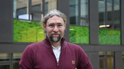 Portrait Prof. Bjoern Andres im Foyer des APB