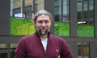 Portrait Prof. Bjoern Andres im Foyer des APB