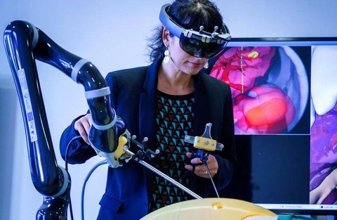 Frau Prof. Seidel mit Computerarm und AR-Brille am EKFZ