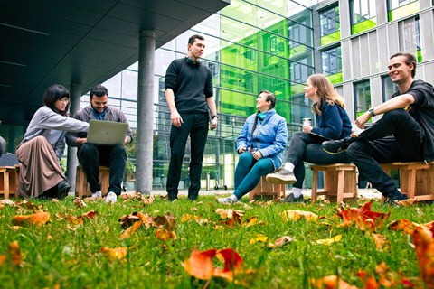 Studierende vor dem Andreas-Pfitzmann-Bau