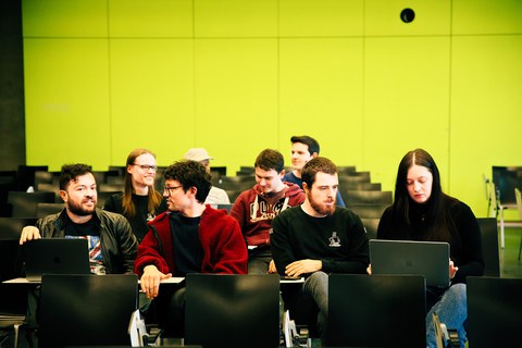 Studierende im Hörsaal der Fakultät Informatik