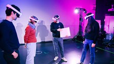 Studierende mit AR-Brille im Immersive Experience Lab