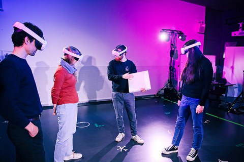 Studierende mit AR-Brille im Immersive Experience Lab