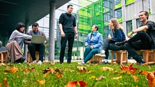 Studierende vor der Fakultät Informatik