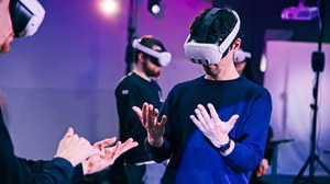 Student mit AR-Brille im IXLAB