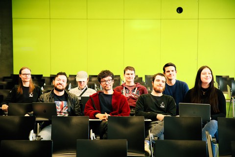 Studierende im Hörsaal an der Fakultät Informatik