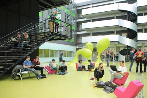 Studenten im Atrium des Informatikgebäudes