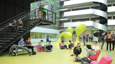 Studenten im Atrium des Informatikgebäudes