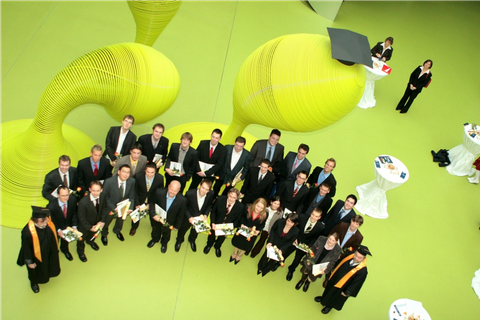 Absolventengruppe im Foyer des Informatikgebäudes