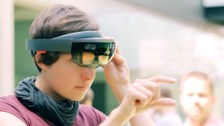 Studentin mit Hololens
