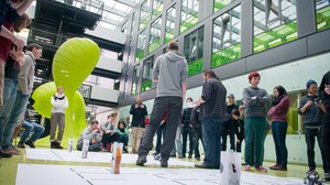 Einführungspraktikum RoboLab im Foyer des Fakultätsgebäudes