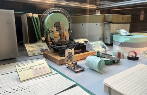 Ausstellungsvitrine historischer Objekte im 1. OG der Fakultät Informatik