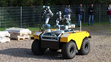 Mitarbeiter des Projektes Sniffbot beim Testen des Warthogs
