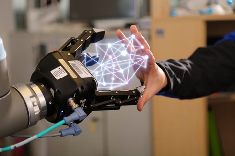 Roboterhand und Hand mit visueller Datenwolke dazwischen