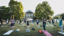 A relaxed yoga session in front of the Japanese Palace in the Palais Garden. 