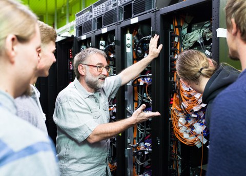 Prof. Wolfgang Nagel erklärt Studierenden die Supercomputer